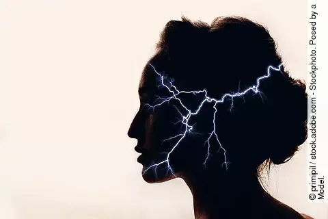 Silhouette einer Frau mit einem Blitz, der durch den Kopf geht