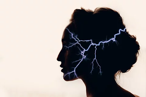 Silhouette einer Frau mit einem Blitz, der durch den Kopf geht