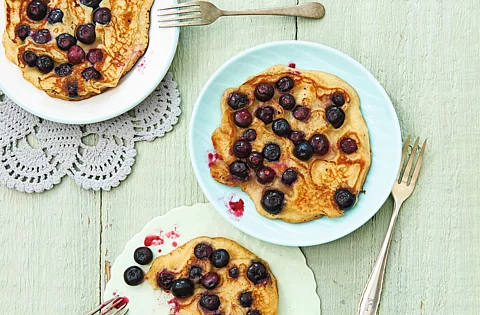 Blaubeerpfannkuchen auf Tellern
