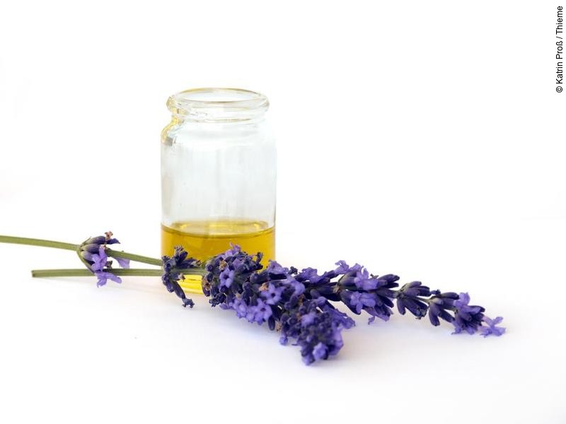 Lavendelzweig und ätherisches Lavendelöl 