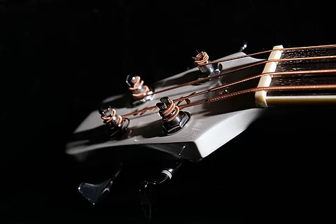 Nahaufnahme: Gitarrenhals auf schwarzem Untergrund