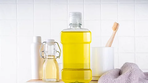 Materialien zur Mundpflege, Öl in Mundwasserflasche