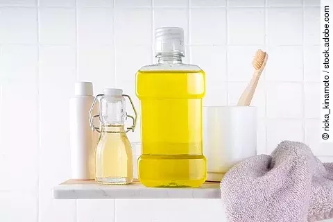 Materialien zur Mundpflege, Öl in Mundwasserflasche