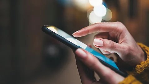 point finger on screen phone closeup, person texting text messag Finger wischt auf einem Smartphone