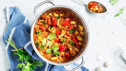 Eintopf mit Paprika, Zucchini, Graupen, weißen Bohnen , Tomatensauce, garniert mit glatter Petersilie