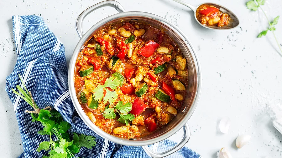 Eintopf mit Paprika, Zucchini, Graupen, weißen Bohnen , Tomatensauce, garniert mit glatter Petersilie