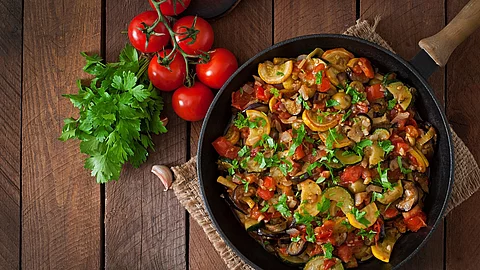 Ratatouille in einer Pfanne auf einem Holztisch