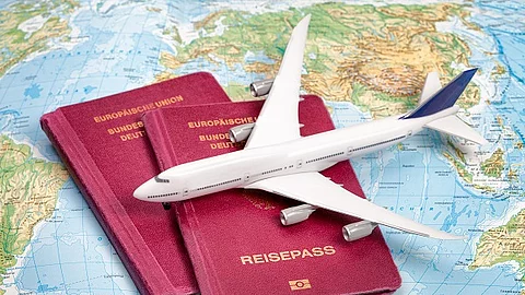 Pässe, Spielzeugflugzeug auf Weltkarte, Reiseplanung