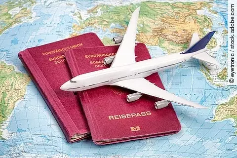 Pässe, Spielzeugflugzeug auf Weltkarte, Reiseplanung