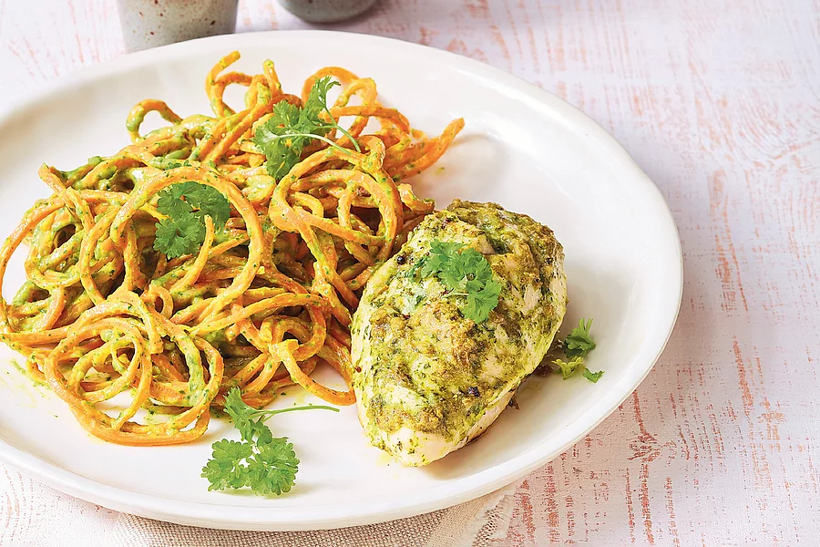 Hähnchen mit Olivenpesto, Möhrenspaghetti und Avocadocreme