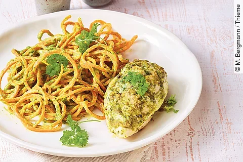 Hähnchen mit Olivenpesto, Möhrenspaghetti  und Avocadocreme