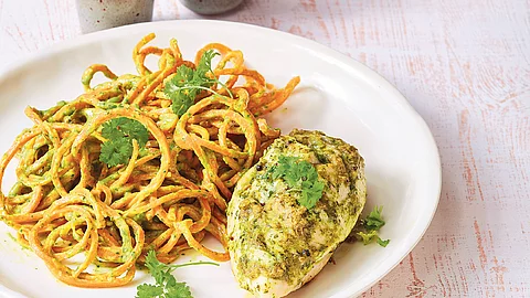 Hähnchen mit Olivenpesto, Möhrenspaghetti und Avocadocreme