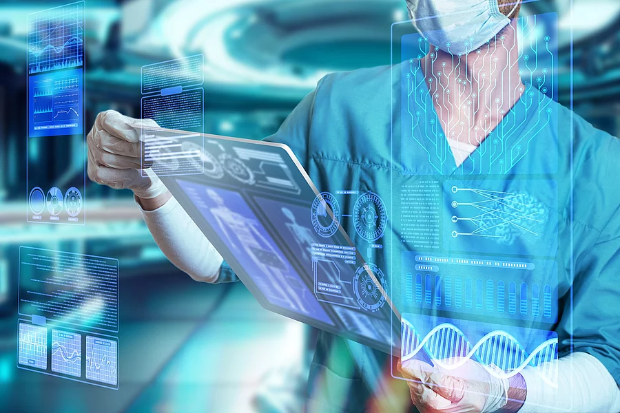 Doctor surgeon in medical apparel working with Futuristic Hologr Pflegekraft hat ein Tablet in der Hand und hat div. Parameter auf einem Head up Display.