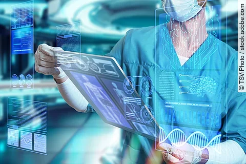 Pflegekraft hat ein Tablet in der Hand und hat div. Parameter auf einem Head up Display.