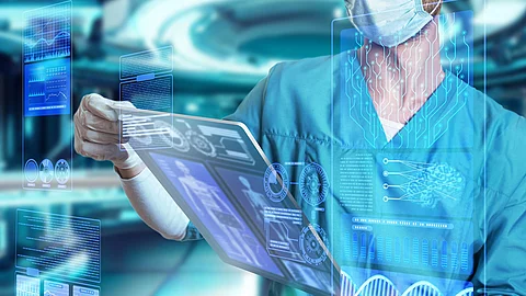 Pflegekraft hat ein Tablet in der Hand und hat div. Parameter auf einem Head up Display.