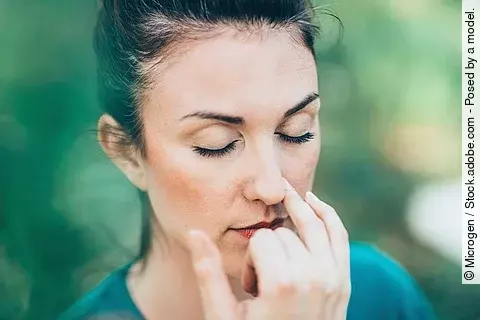 Frau macht yoga-Atemübung