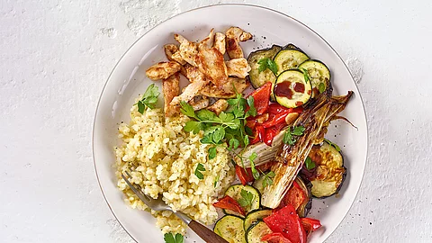 Antipasti-Ofengemüse mit gebratenen Hähnchenstreifen und Ofenrisotto