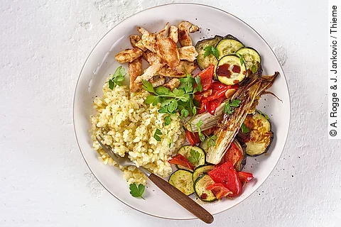 Antipasti-Ofengemüse mit gebratenen Hähnchenstreifen und Ofenrisotto