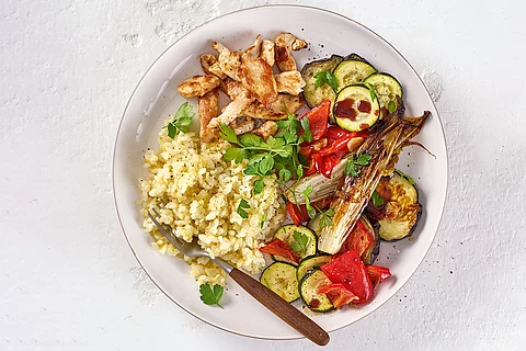 Antipasti-Ofengemüse mit gebratenen Hähnchenstreifen und Ofenrisotto