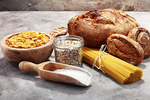 Kohlehydrathaltige Lebensmittel: Brot, Nudeln, Brötchen, Haferflocken, Müsli