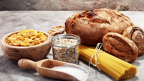 whole grain products with complex carbohydrates Kohlehydrathaltige Lebensmittel: Brot, Nudeln, Brötchen, Haferflocken, Müsli