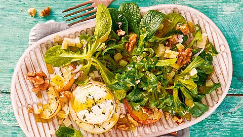 Feldsalat mit Ziegenkäse, Äpfeln und Walnüssen