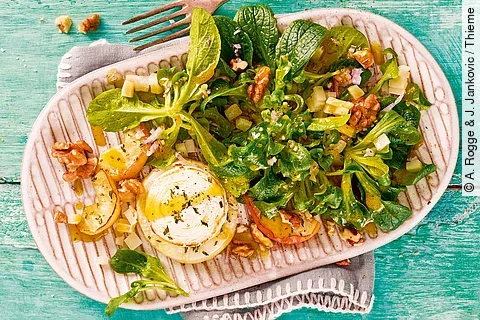 Feldsalat mit Ziegenkäse, Äpfeln und Walnüssen