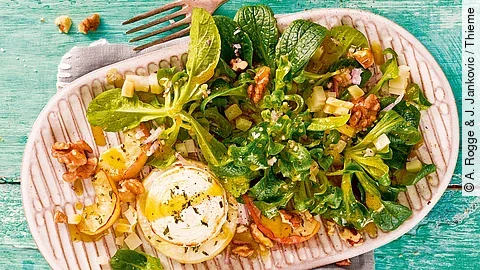 Feldsalat mit Ziegenkäse, Äpfeln und Walnüssen