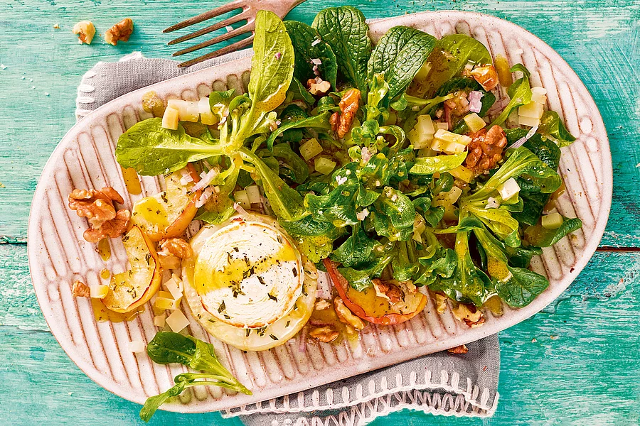 Feldsalat mit Ziegenkäse, Äpfeln und Walnüssen