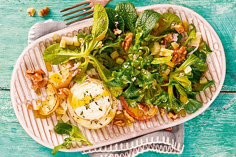 Feldsalat mit Ziegenkäse, Äpfeln und Walnüssen