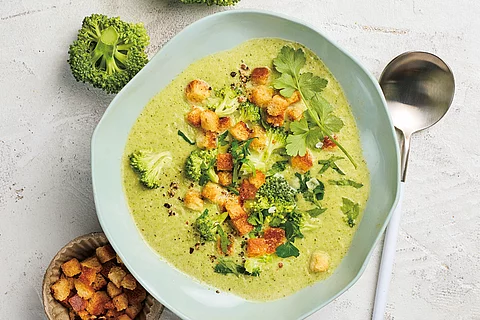 Brokkolisuppe mit Rohkost-Booster
