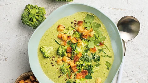 Brokkolisuppe mit Rohkost-Booster