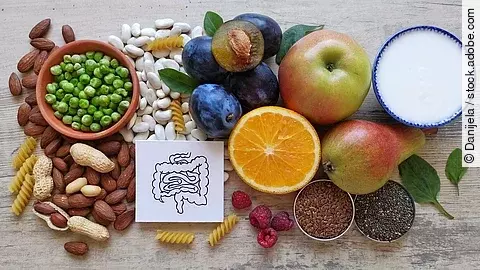 Gesunde Lebensmittel: Obst, Gemüse, Joghurt, Nüsse, Mandeln, Vollkorn