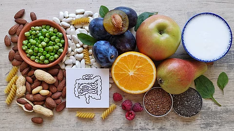 Gesunde Lebensmittel: Obst, Gemüse, Joghurt, Nüsse, Mandeln, Vollkorn