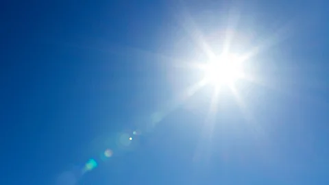 Sonne und klarer blauer Himmel