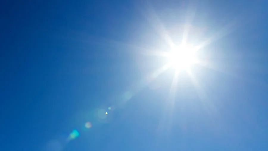 Sonne und klarer blauer Himmel