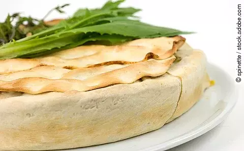 gedeckte Quiche mit Hopfensprossen