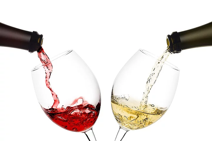 red and white wine poured from a bottle into wine glass on white background, isolated Alkohol, Rotwein, Weißwein, Sucht, Alkoholkonsum