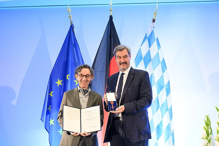 Markus Söder überreicht Elmar Gräßel das Bundesverdienstkreuz Markus Söder überreicht Elmar Gräßel das Bundesverdienstkreuz