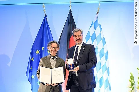 Markus Söder überreicht Elmar Gräßel das Bundesverdienstkreuz