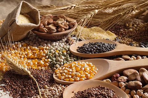 Getreide und Hülsenfrüchte auf Holzlöffeln