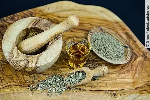 Kümmelöl auf Olivenholz