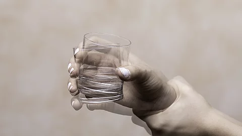 Tremor, Hand hält zitternd ein Wasserglas