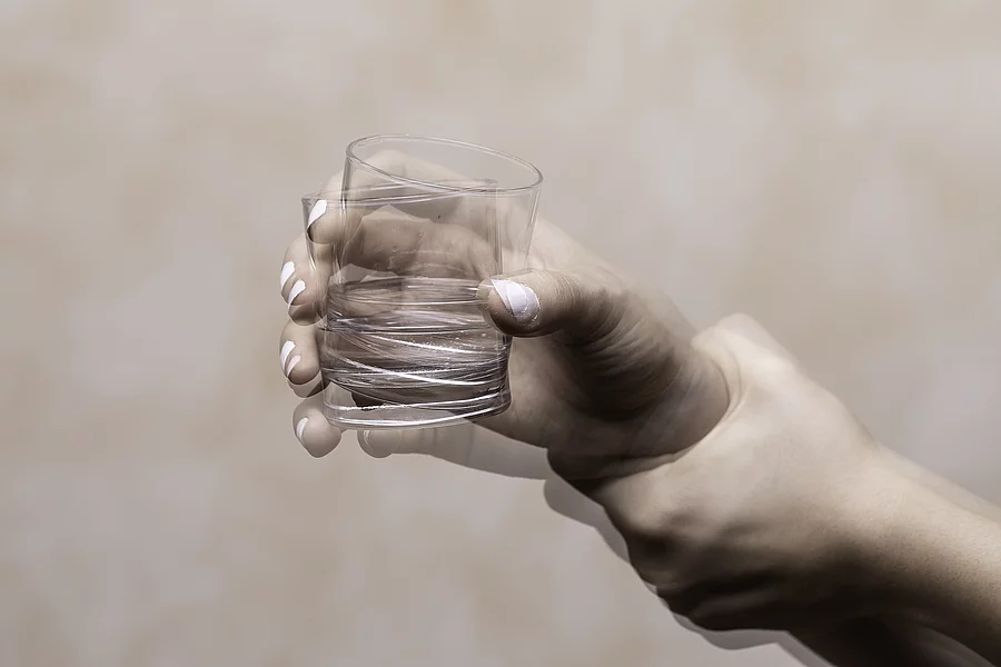 Tremor, Hand hält zitternd ein Wasserglas