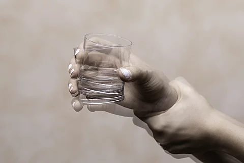 Tremor, Hand hält zitternd ein Wasserglas