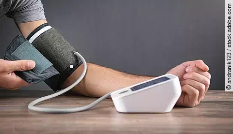 Ein Mann misst sich den Blutdruck