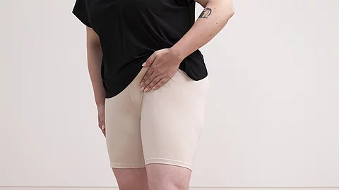 Kräftige Frauenbeine in Sporthosen
