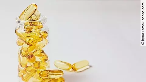 Fischölkapseln in einer durchsichtigen Verpackung.