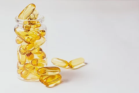 Fischölkapseln in einer durchsichtigen Verpackung.