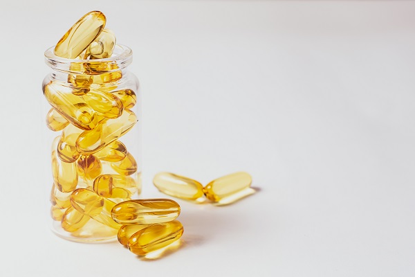 Fischölkapseln in einer durchsichtigen Verpackung.